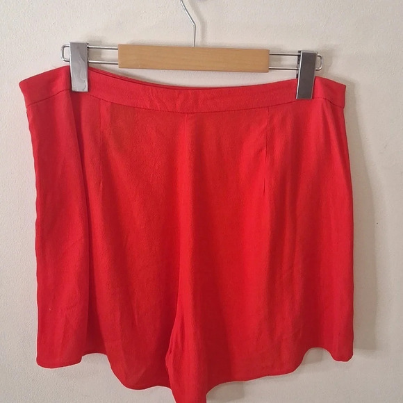 H & M ruffled front side  zip crepe shorts SZ 10 - Picture 5 of 6